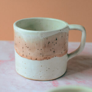 Kubek biały z różem 350ml